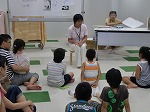 小学生に南吉童話を語る小野さん。（徳重図書館　「新美南吉に関するブックトークと講演会」）の大きな画像へ