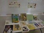 展示の様子。（徳重図書館　「新美南吉に関するブックトークと講演会」）の大きな画像へ