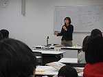 講師は愛知県在住の絵本作家正高もとこさんです。（徳重図書館　子どもと本の講座「絵本で楽しく子育て」）