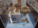 土器の展示。（徳重図書館　講演会「緑区のやきもの－猿投窯鳴海地区・有松地区－」）