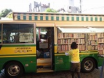 本をぎっしりつんで、じどうしゃ図書館がやってきたよ。（「読書フェスティバル」）