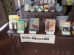 ロングセラーの絵本や教科書掲載作品など、親子で楽しめる本を展示。（「読書フェスティバル」）