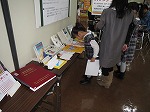 点字図書を展示。さわって楽しむ点字迷路に挑戦中。（「読書フェスティバル」）