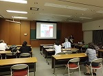 「心臓のしくみ」を勉強中。（鶴舞中央図書館　「図書館で体験入学　第二弾　のぞいてみよう！看護師の世界」）