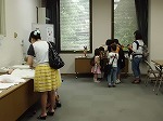 親子で参加してくださった方も大勢いました。（鶴舞中央図書館　「図書館で体験入学　第二弾　のぞいてみよう！看護師の世界」）