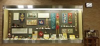 展示全景（鶴舞中央図書館　「世界のサンタクロース展」）の大きな画像へ