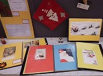 カードや絵本も展示しています。（鶴舞中央図書館　「世界のサンタクロース展」）の大きな画像へ