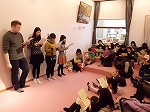 「きらきらぼし」を４か国（日本・中国・韓国・ドイツ）語で歌いました。（鶴舞中央図書館　「せかいのことばでおはなし会」）