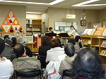 皆さん、心が癒されるような音色を楽しみました。（南図書館　南図書館開館５０周年企画「フロアコンサート　フルート・デュオ」）