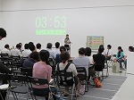 プレゼンをする高校生と、熱心に見入る観戦者。(東図書館 「東区高校生ビブリオバトル 2014」)