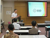 ビデオプロジェクターを使った講師の説明（港図書館講演会「ESDユネスコ世界会議に向けて」）の大きな画像へ