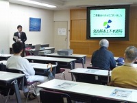 ビデオプロジェクターを使った講師の説明。(港図書館講演会「なごやの上下水道100周年について」)