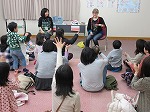 ゾフィアさんとじゃんけん大会。おみやげをもらいました。（港図書館　「外国語でおはなし会」）