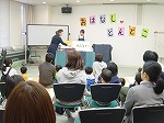 おはなし会の様子。（北図書館　「平成26年度　なごやっ子読書週間おはなし会」）