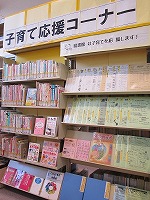 熱心に耳を傾ける参加者のみなさん。（中川図書館　「子育て応援コーナー」）