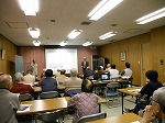 講師の説明に、熱心に耳を傾けます。（守山図書館　講演会「守山区の古墳の魅力を探る！　～歴史の里を中心に～」）