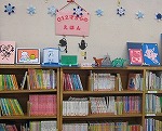 児童絵本コーナーの作品展示（名東図書館　「おしゃれで可愛い切り紙のカード作り」）