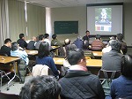 五色園の作品を見ながら。（名東図書館　「昭和のコンクリート仏師　浅野祥雲を知っていますか？」）