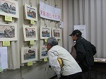 じっと見入る人。（名東図書館　「～さわって楽しむ浮世絵～歌川広重木版展」）