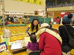 どんな本かな？読み聞かせもしました。（天白図書館　「天白おやこ子育て広場　in Winter 2015」）