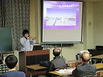 講演の様子（天白図書館　講演会「東日本大震災・復興への道のり～流れる時間と震災の記録」）