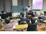 途中で休憩、そしてストレッチ（天白図書館　講演会「東日本大震災・復興への道のり～流れる時間と震災の記録」）