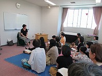 先生の語りにうっとり（山田図書館　「ストーリーテリング講座」を開催しました）の大きな画像へ