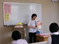 おはなしを実演する先生に参加者もひきつけられました。(南陽図書館 保健所おはなし会読み聞かせボランティア養成講座「小さい子の絵本とおはなし会」)の大きな画像へ
