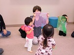 わらべうた「じーじーばー」で布といっしょに。(南陽図書館 「子どもと本の講座」「親子であそぼう!わらべうた」)