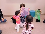 わらべうた「じーじーばー」で布といっしょに。（南陽図書館　「子どもと本の講座」「親子であそぼう！わらべうた」）