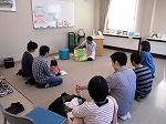 「どんな本があるのかな」　お父さんも真剣に聞いています。（南陽図書館　「子どもと本の講座」「お父さんのための絵本講座」）