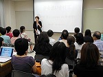 講演会の様子。（楠図書館　講演会「元タカラジェンヌが語る