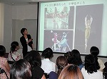 子どもの頃の話もしてくださいました。（楠図書館　講演会「元タカラジェンヌが語る