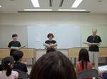 「なごやかわぎつね」さん3名による朗読劇の様子。（楠図書館　「わぎつねいこまいｉｎ楠図書館　～朗読＆わらべうたの世界へようこそ～」）