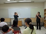 わらべうたをみんなで歌っています。（楠図書館　「わぎつねいこまいｉｎ楠図書館　～朗読＆わらべうたの世界へようこそ～」）