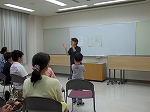 大人の方もお子さんも楽しんでいます。（楠図書館　「わぎつねいこまいｉｎ楠図書館　～朗読＆わらべうたの世界へようこそ～」）
