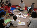 わらべうた絵本も見ていただきました。（富田図書館　子どもと本の講座「わらべうたであそぼう」）