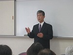 「精神歌」を披露する宮田先生（富田図書館　宮沢賢治講座「賢治のうた―その魅力の一端―」）