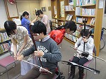 二胡の楽器体験。きれいな音を出すのはなかなか難しいです。（富田図書館コンサート「中国伝統楽器　二胡の調べ」）