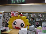 図書館のカウンターで本を貸したよ！（富田図書館　「Ｍｉｏｏ（ミオー）に花の種をもらおう」）