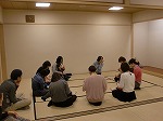 「ちょちちょちあわわ...」最初に先生がお手本をしてくださり、みんなで何度も繰り返します。（徳重図書館　子どもと本の講座「わらべうたであそぼう」）