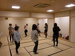輪になって歩きながらうたいます。ときどき小さくジャンプ！（徳重図書館　子どもと本の講座「わらべうたであそぼう」）