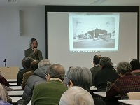 写真を見ながらのわかりやすいお話。（徳重図書館　講演会「緑区の歴史はじめの一歩～徳重・東部地区を中心に～」）