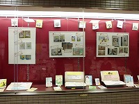 南図書館の展示の様子です（「本の帯コンクール」優秀作品巡回展示）