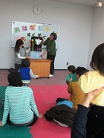 おはなし会：みんな集中して聞いています（大東建託株式会社様図書贈呈式・記念おはなし会　山田図書館）