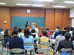 道山先生による『あひるのおうさま』の実演。（鶴舞中央図書館　子どもと本の入門講座「紙芝居をやってみよう！」）