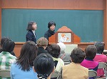 受講生の実演。紙芝居の演じ方のコツを学びました。（鶴舞中央図書館　子どもと本の入門講座「紙芝居をやってみよう！」）