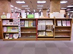 さまざまな情報をそろえて皆様をお待ちしております。（鶴舞中央図書館　「中区コーナー・昭和区コーナー」を新設しました！）