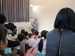 母国語で絵本の読み聞かせをしました。（鶴舞中央図書館　「せかいのことばでおはなし会」）