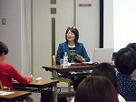 講師の畑ゆかりさん（西図書館　50周年記念講座「カラーで楽しむインテリア収納術」）